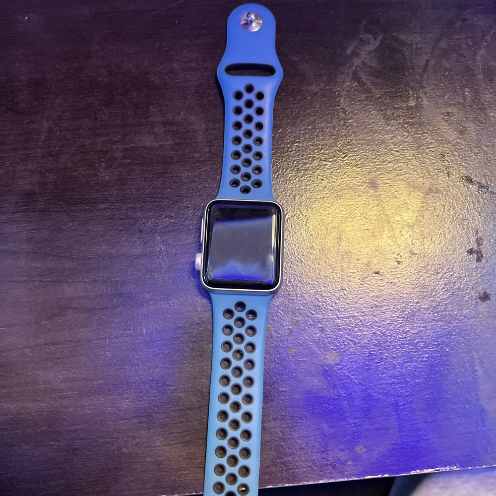 Apple Watch Series 3 38 mm no charger comes in box